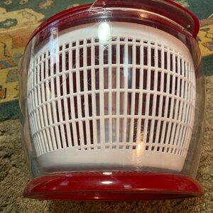 Red and White Salad Spinner